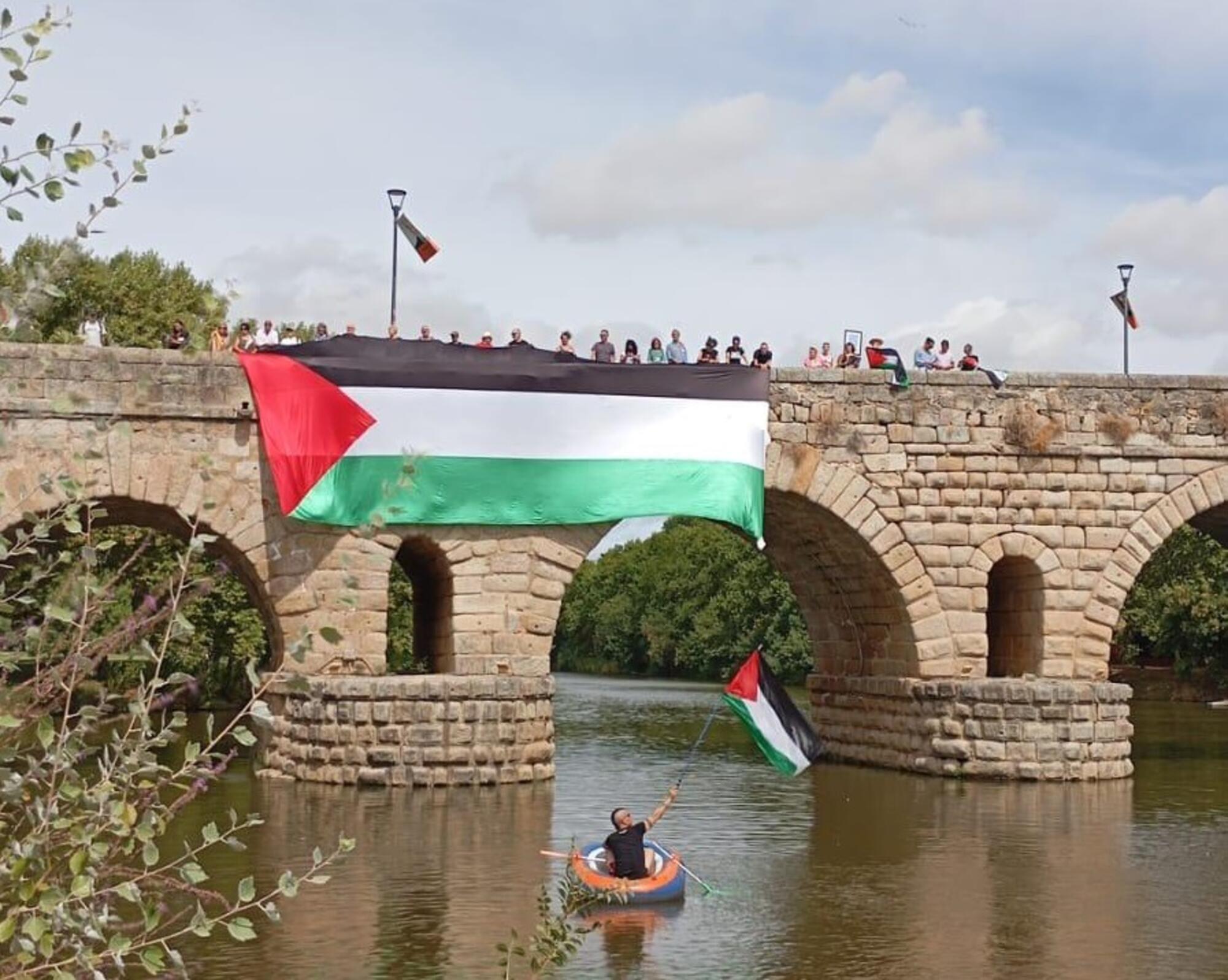 Bandera palestina puente romano Mérida
